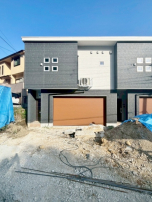 高台の上のガレージハウス