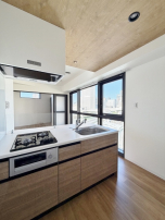 上も、隣もいません