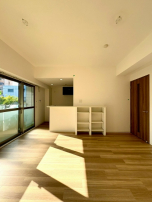 光と余白の中に佇む、静かな築浅1LDK