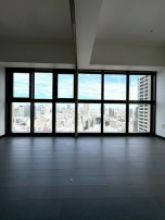 ダークフロアに差す自然光