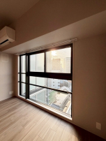 斜陽が輝く部屋