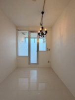 バチバチの白タイル