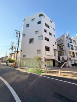 異彩を放つ白い外観