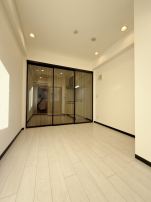 寺町に佇む白い部屋